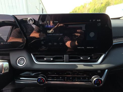 Used 2025 Chevrolet Equinox LT w/ Convenience Package II image 10