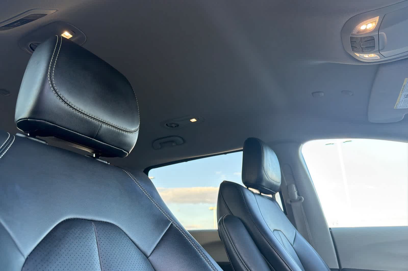 Used 2024 Chrysler Pacifica Touring-L FWD image 18