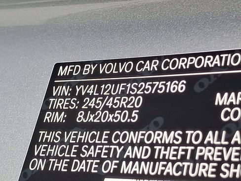 Used 2025 Volvo XC40 B5 Ultra w/ Climate Package image 22