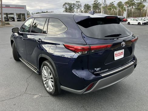 Used 2022 Toyota Highlander Platinum image 3