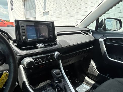Used 2021 Toyota RAV4 LE FWD image 14