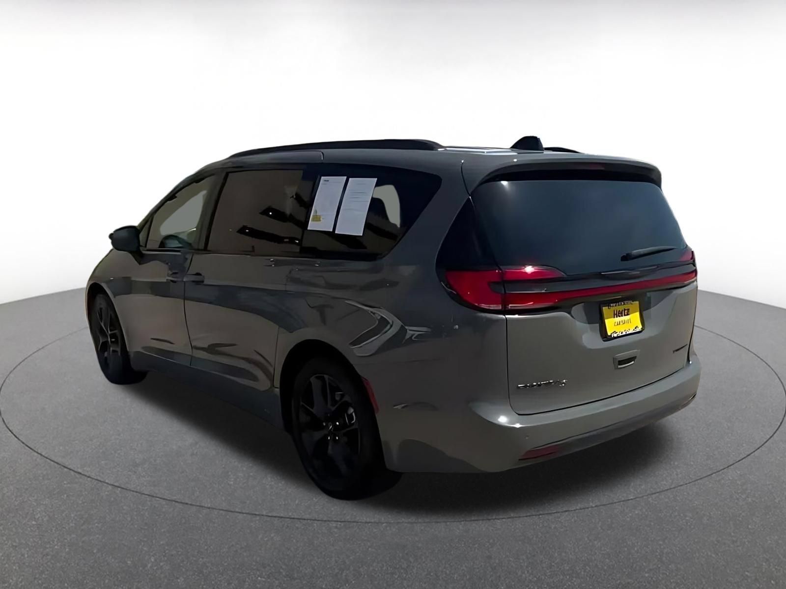 Used 2025 Chrysler Pacifica Limited FWD image 10