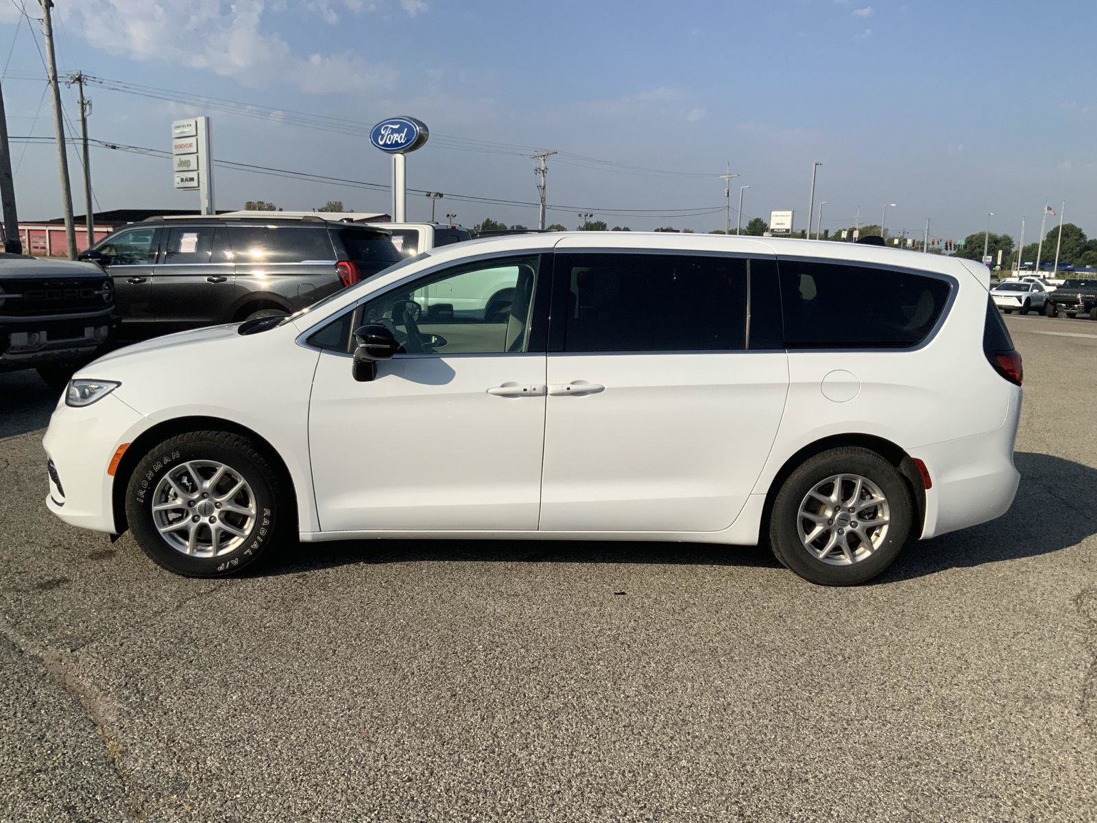 Used 2024 Chrysler Pacifica Touring-L FWD image 7