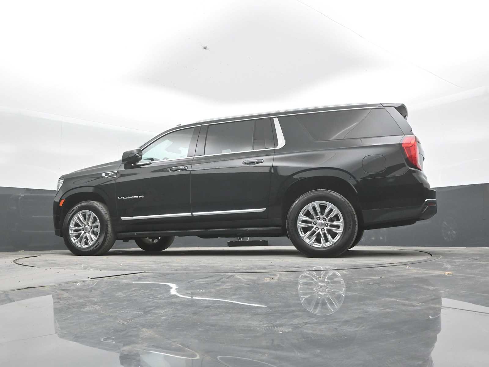 Used 2024 GMC Yukon XL SLT w/ SLT Luxury Package AWD/4WD image 39