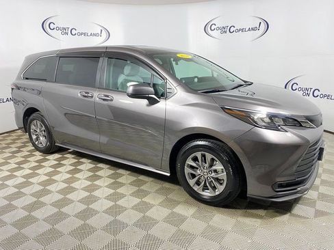 Certified 2024 Toyota Sienna LE image 1