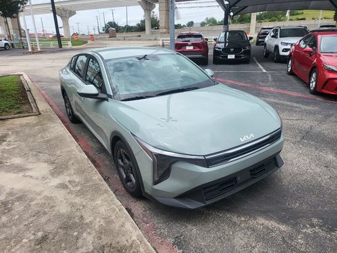 Used 2025 Kia K4 FWD image 2