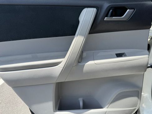 Used 2012 Toyota Highlander FWD w/ Tech Pkg image 13