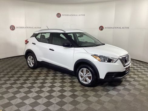 Used 2018 Nissan Kicks S image 3