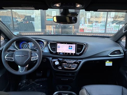 New 2026 Chrysler Pacifica Select image 13