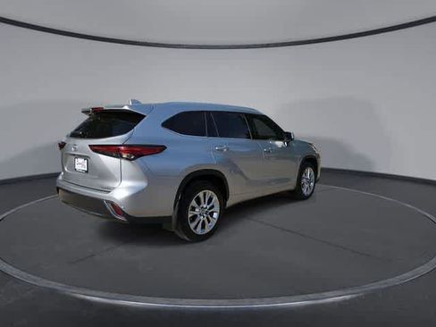 Used 2023 Toyota Highlander Limited FWD image 8