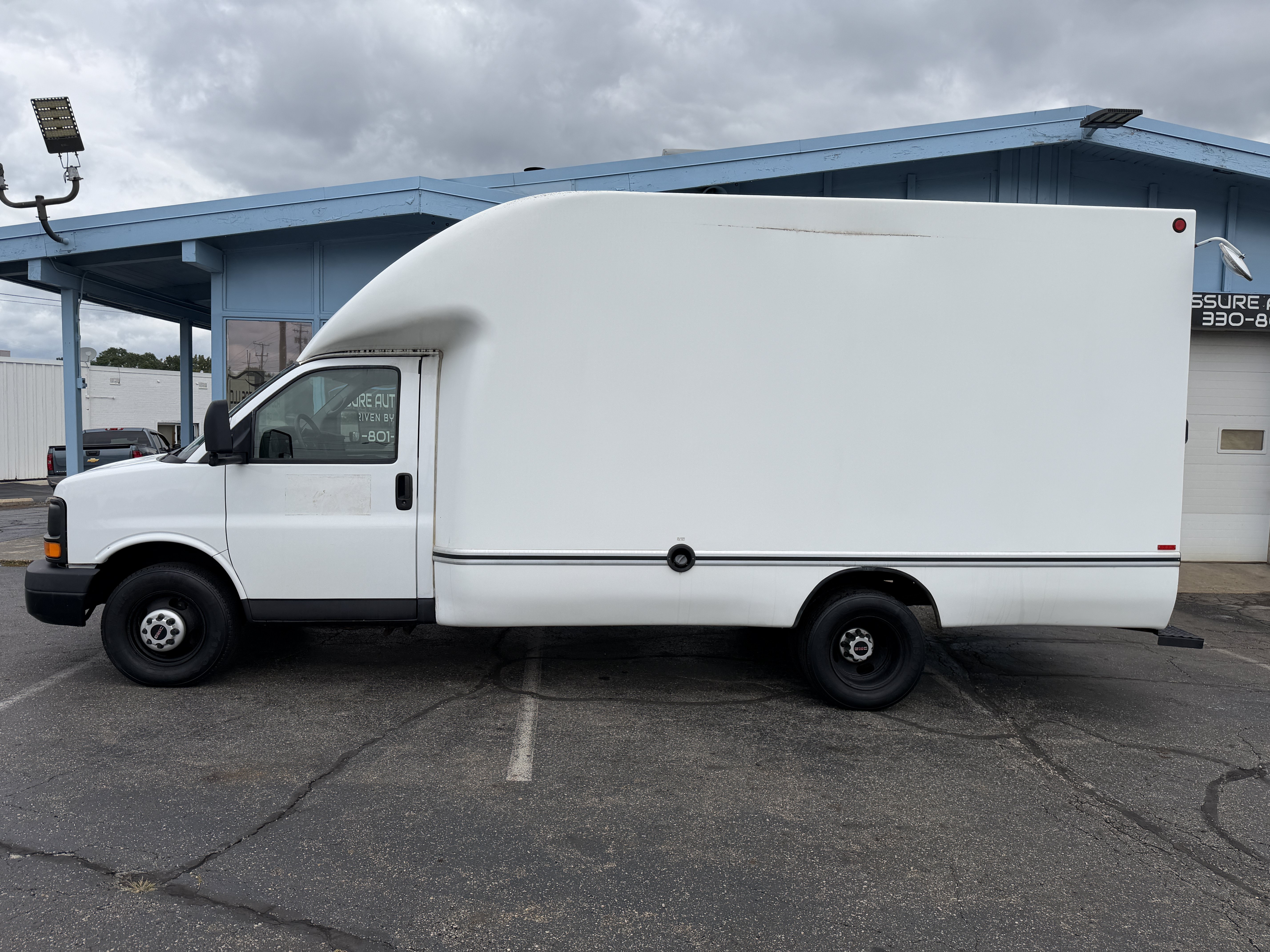 Used 2008 GMC Savana 3500 RWD image 2