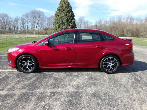 Used 2015 Ford Focus SE w/ SE Sport Package image 10