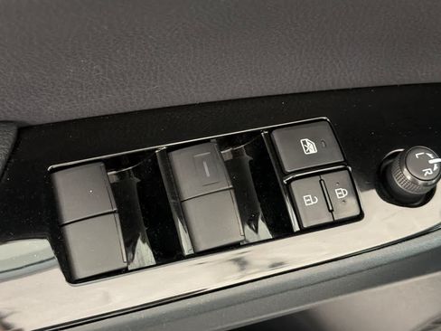 Used 2021 Toyota Prius Prime XLE FWD image 13
