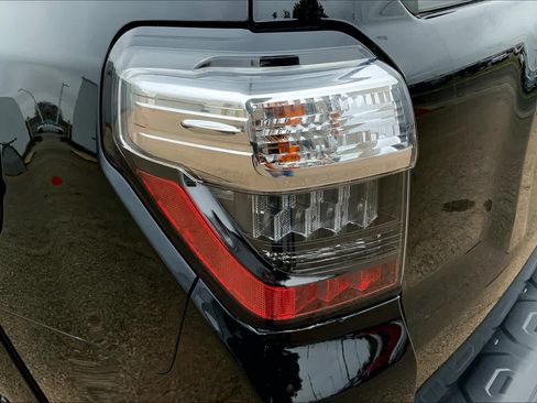 Used 2018 Toyota 4Runner SR5 Premium RWD image 28
