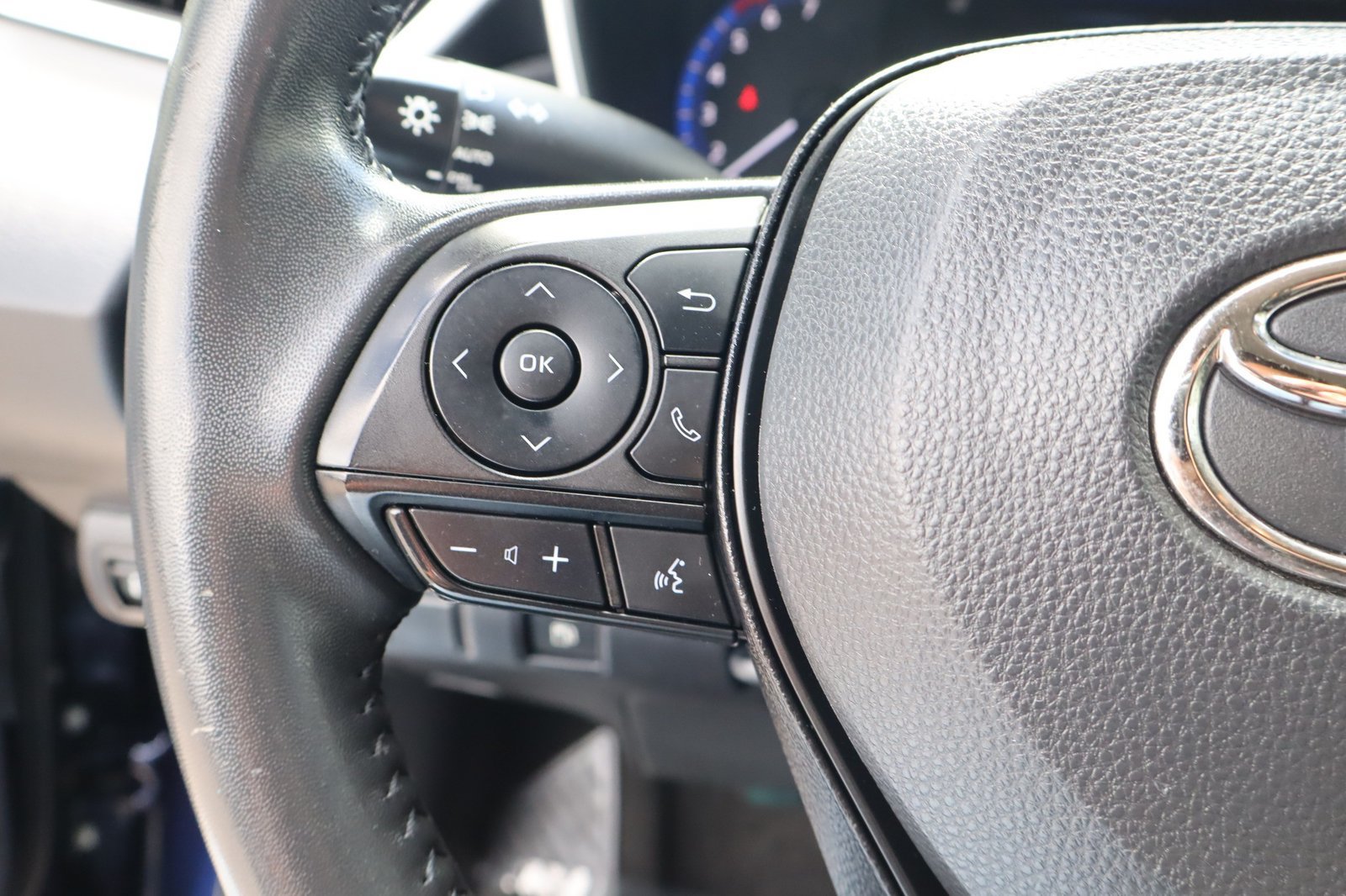 Used 2022 Toyota Corolla LE w/ Premium Interior Package FWD image 24