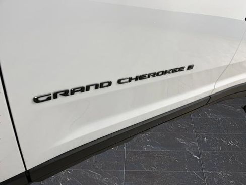 Used 2025 Jeep Grand Cherokee Limited w/ Black Appearance Package image 34