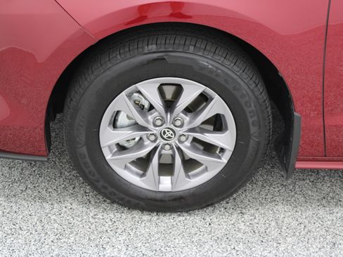 Used 2026 Toyota Sienna XLE FWD image 11