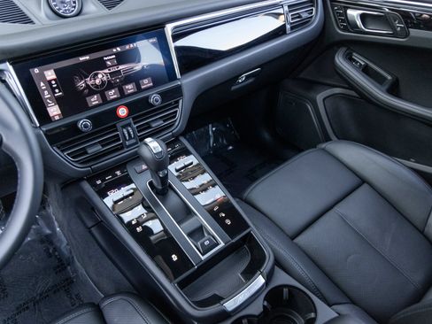 Certified 2026 Porsche Macan AWD/4WD image 45