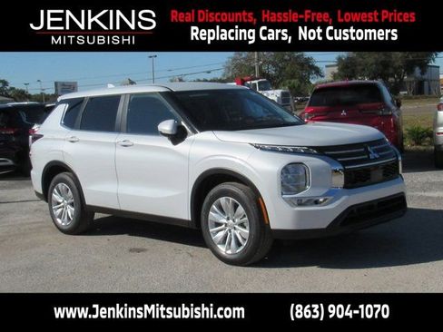 New 2026 Mitsubishi Outlander ES image 1