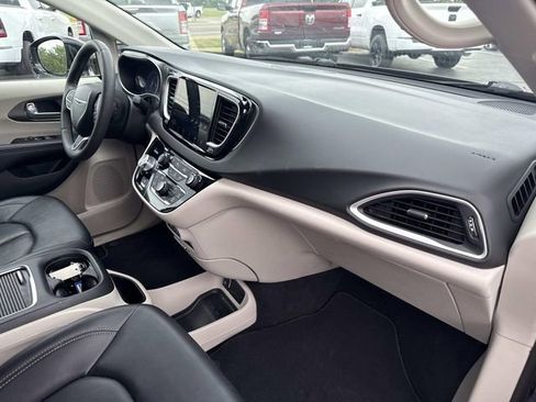 Used 2024 Chrysler Pacifica Touring-L FWD image 35