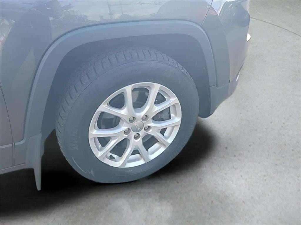 Used 2018 Jeep Cherokee Latitude Plus AWD/4WD image 29