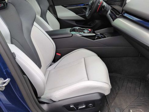 Used 2025 BMW M5 w/ Carbon Package image 22