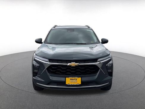 Used 2025 Chevrolet Trax LT FWD image 4