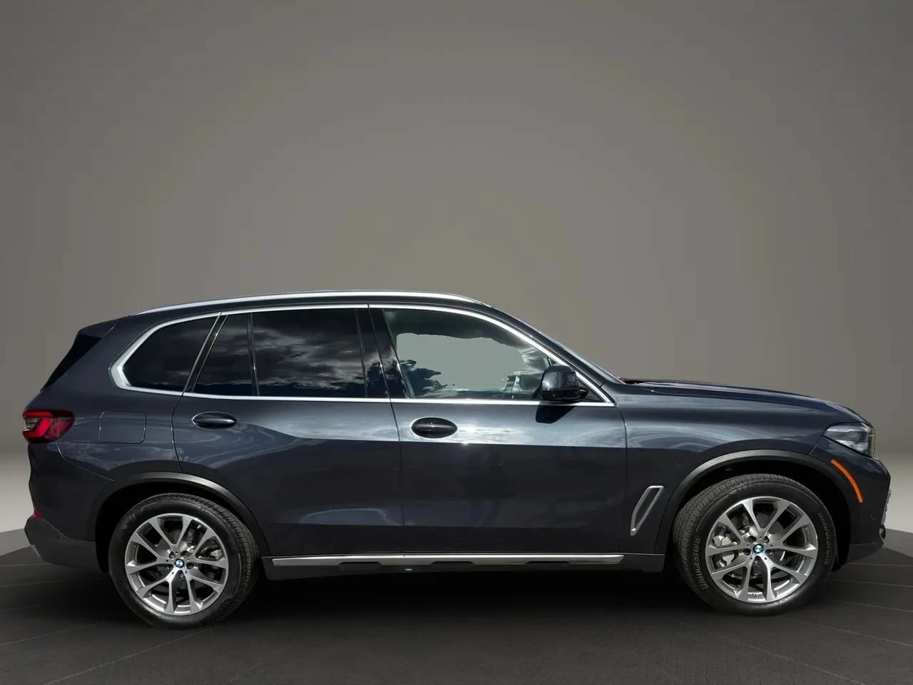 Used 2022 BMW X5 xDrive40i w/ Premium Package AWD/4WD image 4