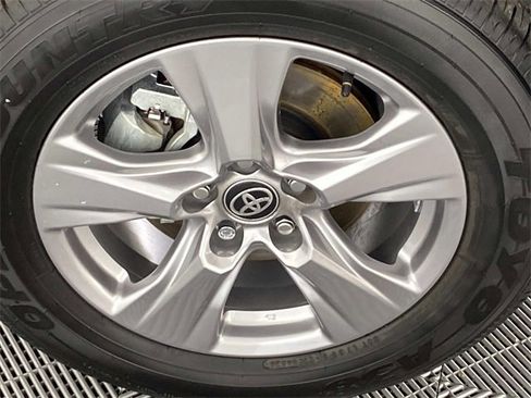 Used 2025 Toyota RAV4 XLE image 28