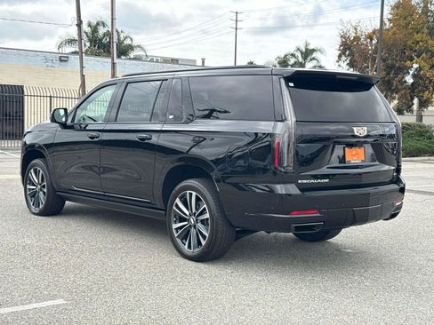 Used 2025 Cadillac Escalade ESV Sport AWD/4WD image 4