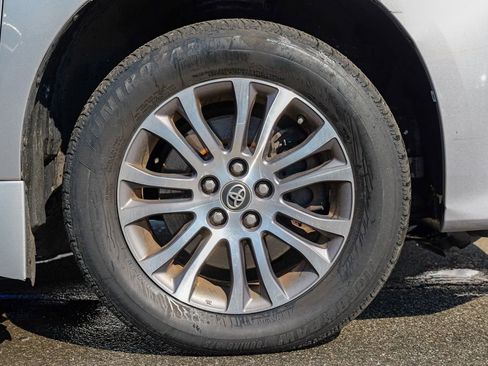 Used 2018 Toyota Sienna XLE w/ XLE Navigation Package FWD image 12