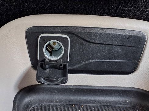 Used 2022 Chrysler Voyager LX FWD image 29