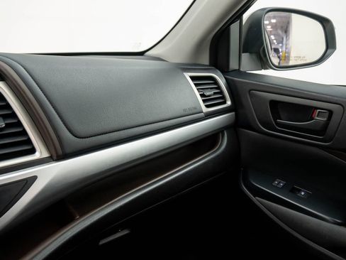 Used 2015 Toyota Highlander LE image 23