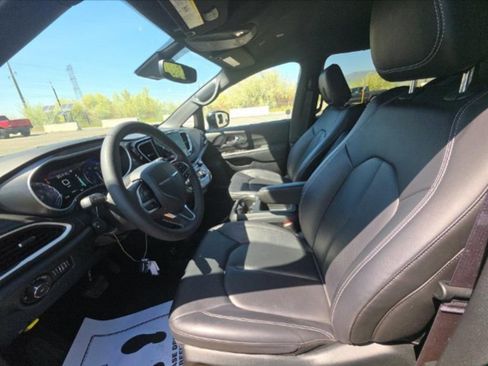 Used 2025 Chrysler Pacifica Select FWD image 5