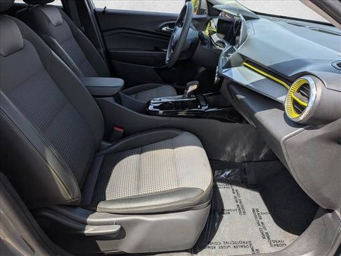 Used 2025 Chevrolet Trax LT FWD image 25