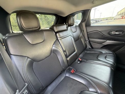 Used 2019 Jeep Cherokee Latitude Plus FWD image 11