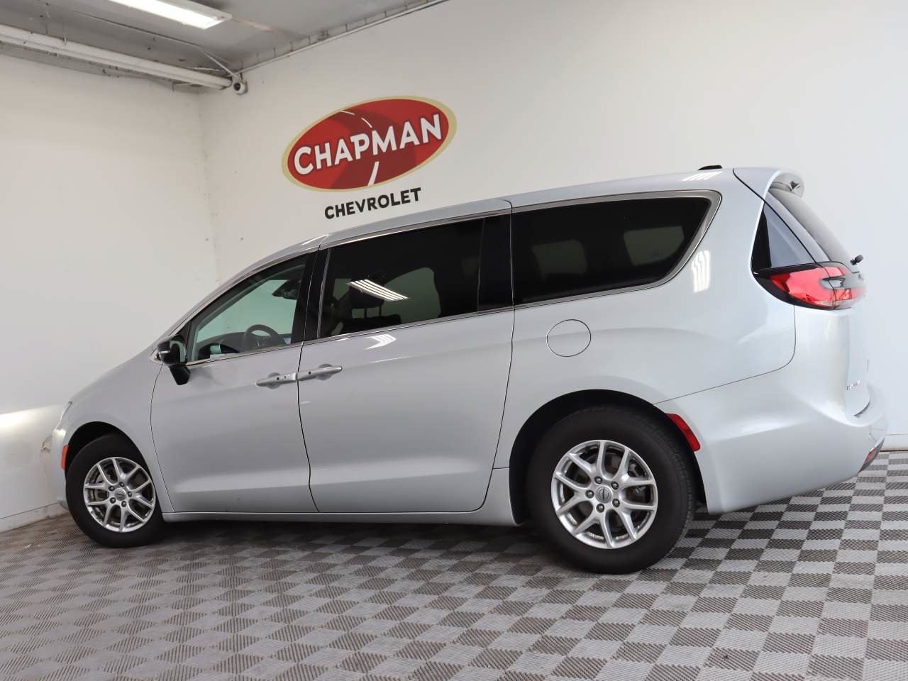 Used 2024 Chrysler Pacifica Touring-L FWD image 3