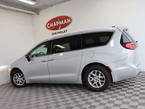 Used 2024 Chrysler Pacifica Touring-L FWD image 3