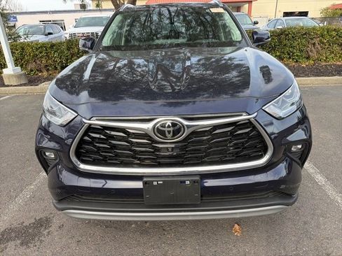 Used 2024 Toyota Highlander Platinum image 16