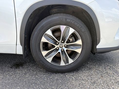 Used 2022 Toyota Highlander XLE AWD/4WD image 40