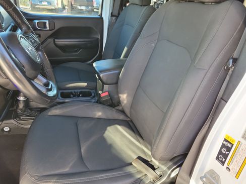 Used 2021 Jeep Gladiator Willys image 4