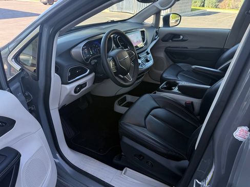 Used 2023 Chrysler Pacifica Touring-L FWD image 19