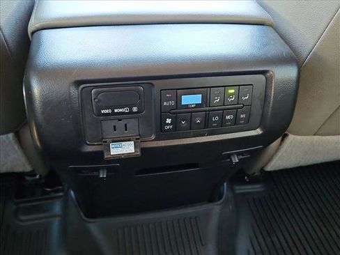 Used 2020 Toyota Sequoia Platinum AWD/4WD image 19