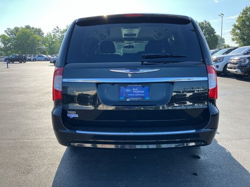 Used 2016 Chrysler Town & Country Touring FWD image 6