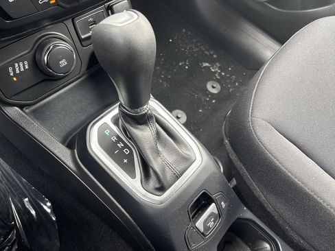 Used 2018 Jeep Renegade Latitude w/ Cold Weather Group image 19