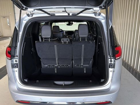 New 2026 Chrysler Pacifica Limited image 9