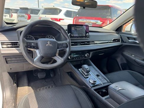 Used 2022 Mitsubishi Outlander ES FWD image 3