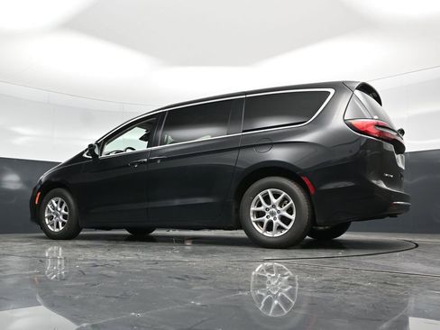 Used 2023 Chrysler Pacifica Touring-L FWD image 59