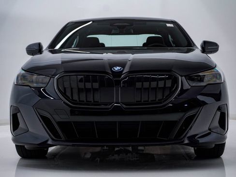 Used 2025 BMW 550e xDrive w/ Premium Package AWD/4WD image 6