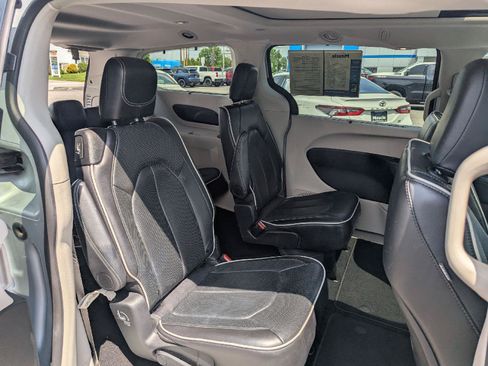 Used 2024 Chrysler Pacifica Limited FWD image 23